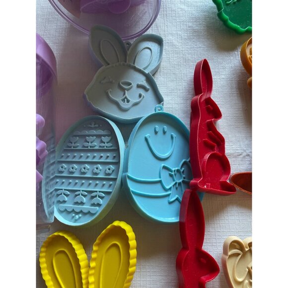 Vintage Christmas Thanksgiving Easter Holiday Cookie Cutter Set Plastic - Picture 7 of 16